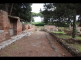 07797 ostia - regio iv - insula i - campo della magna mater - li - caseggiato a botteghe (v,i,1) - re hinten - tempio di bellona (iv,i,4) - bli ri suedosten.jpg